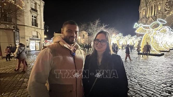 Phỏng vấn Wilhem Hardy và Marnie Rorot-Bonin. Ảnh: Đào Dũng - PV TTXVN tại Pháp