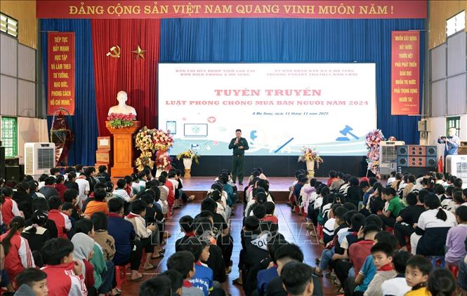 Cán bộ biên phòng A Mú Sung tuyên truyền tuyên truyền Luật Biên phòng Việt Nam và Luật Biên giới quốc gia cho học sinh trên địa bàn. Ảnh: Trần Việt - TTXVN 