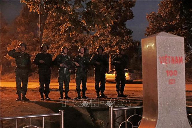 Lực lượng Biên phòng cửa khẩu quốc tế Lào Cai tuần tra cột mốc. Ảnh: Trần Việt - TTXVN 