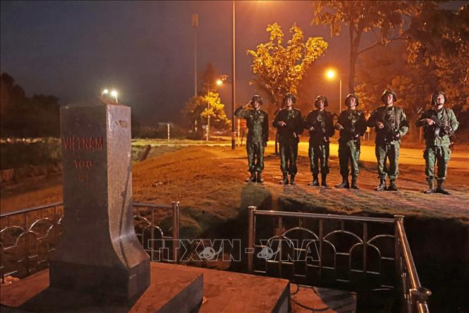 Lực lượng Biên phòng cửa khẩu quốc tế Lào Cai tuần tra cột mốc. Ảnh: Trần Việt - TTXVN 