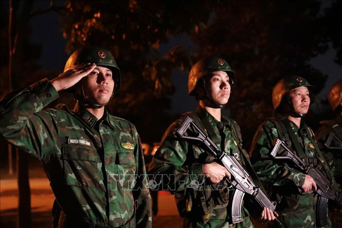 Lực lượng Biên phòng cửa khẩu quốc tế Lào Cai tuần tra cột mốc. Ảnh: Trần Việt - TTXVN 