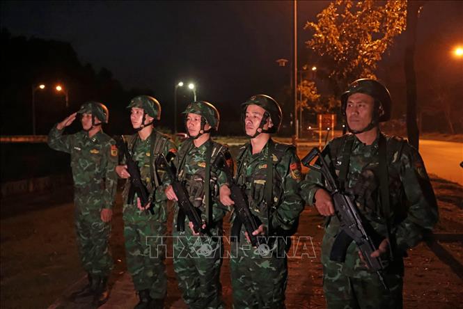 Lực lượng Biên phòng cửa khẩu quốc tế Lào Cai tuần tra cột mốc. Ảnh: Trần Việt - TTXVN 