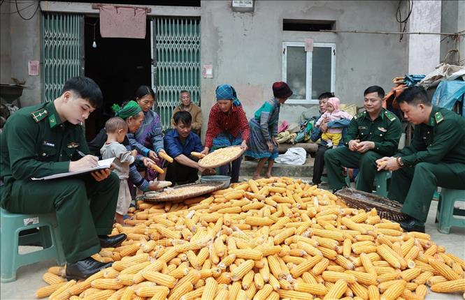Lực lượng Biên phòng Bản Lầu thăm hỏi gia đình khó khăn trên địa bàn. Ảnh: Trần Việt - TTXVN
