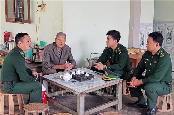 Lực lượng Biên phòng Bản Lầu thăm hỏi gia đình khó khăn trên địa bàn. Ảnh: Trần Việt - TTXVN