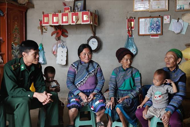Lực lượng Biên phòng Bản Lầu thăm hỏi gia đình khó khăn trên địa bàn. Ảnh: Trần Việt - TTXVN
