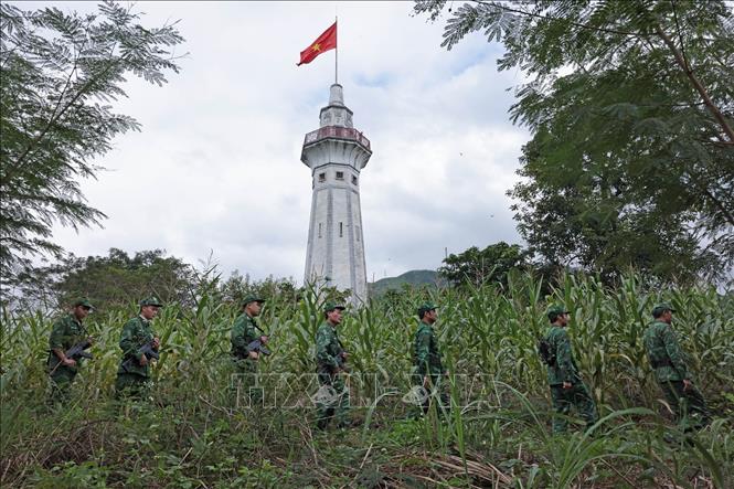 Một buổi tuần tra biên giới của lực lượng biên phòng A Mú Sung. Ảnh: Trần Việt - TTXVN 
