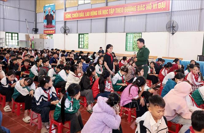 Cán bộ biên phòng A Mú Sung tuyên truyền tuyên truyền Luật Biên phòng Việt Nam và Luật Biên giới quốc gia cho học sinh trên địa bàn. Ảnh: Trần Việt - TTXVN 