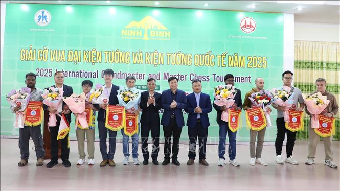 Ban Tổ chức tặng hoa và cờ lưu niệm cho các đội tuyển tham gia giải. Ảnh: Đức Phương - TTXVN