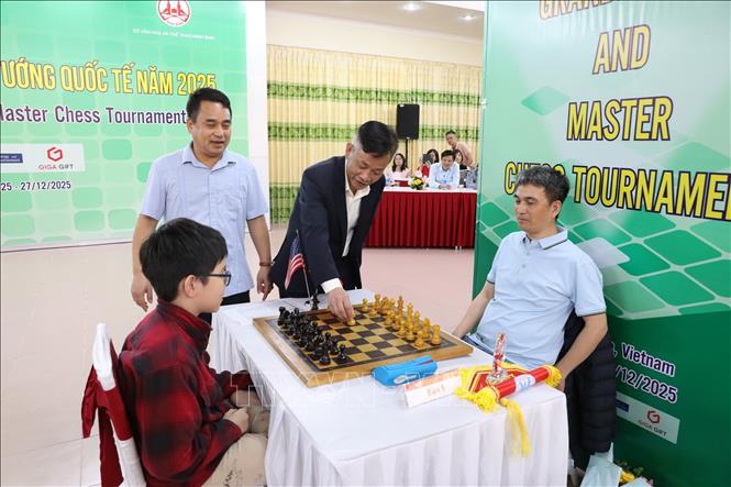 Đại diện Ban Tổ chức thực hiện nghi thức đi nước cờ đầu tiên của giải đấu. Ảnh: Đức Phương - TTXVN