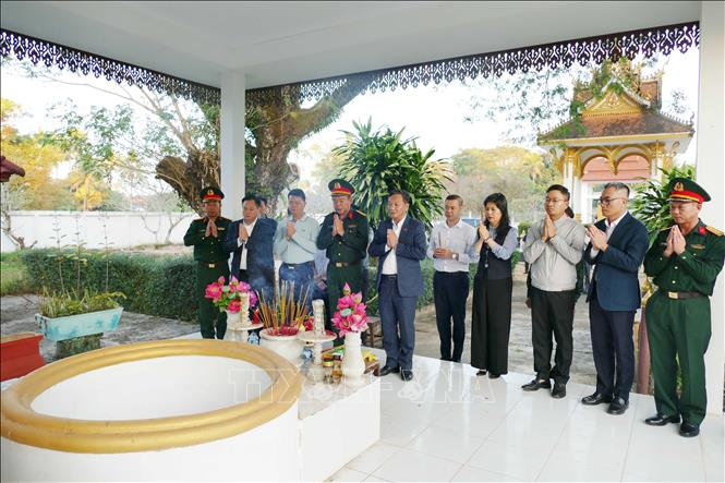 A delegation from the Vietnamese Embassy in Laos offers incense to honour war heroes and martyrs at the Lao – Vietnam Combatant Alliance relic site in Keun village of Thulakhom district, Vientiane province. VNA Photo: Xuân Tú 