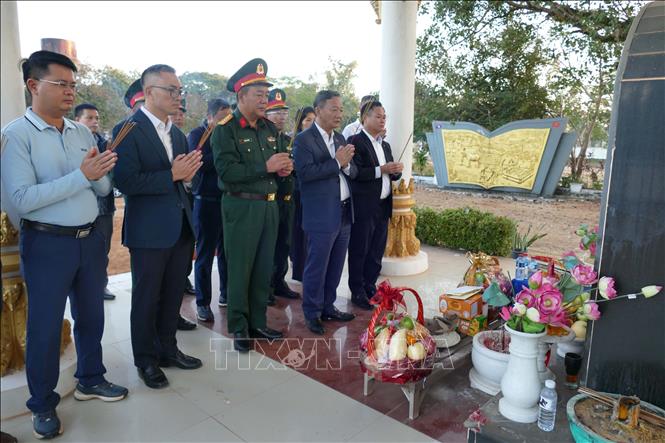 A delegation from the Vietnamese Embassy in Laos offers incense to honour war heroes and martyrs at the Lao – Vietnam Combatant Alliance relic site in Keun village of Thulakhom district, Vientiane province. VNA Photo: Xuân Tú 