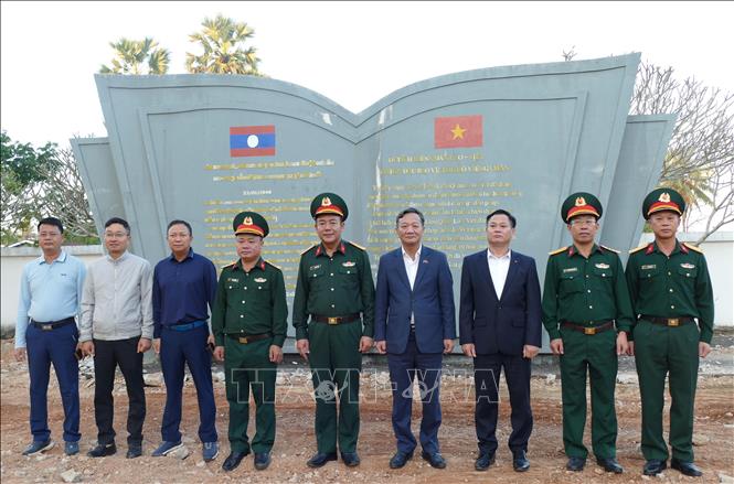 The delegation from the Vietnamese Embassy in Laos at the Lao – Vietnam Combatant Alliance relic site. VNA Photo: Xuân Tú