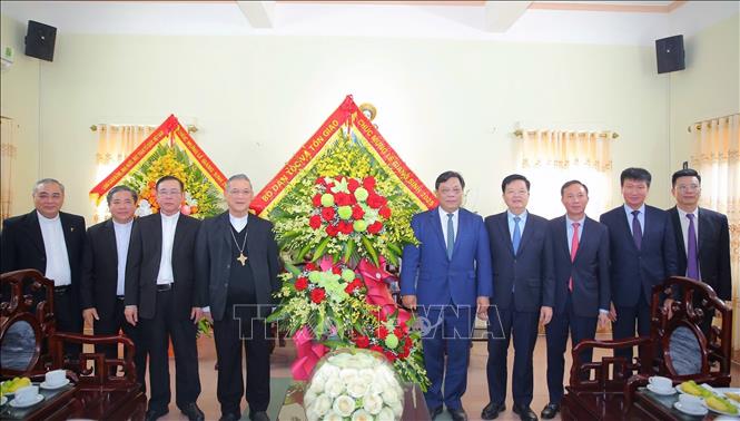 Bộ Dân tộc và Tôn giáo tặng hoa chúc mừng Tòa Giám mục Bùi Chu, xã Xuân Trường. Ảnh: Nguyễn Chinh - TTXVN