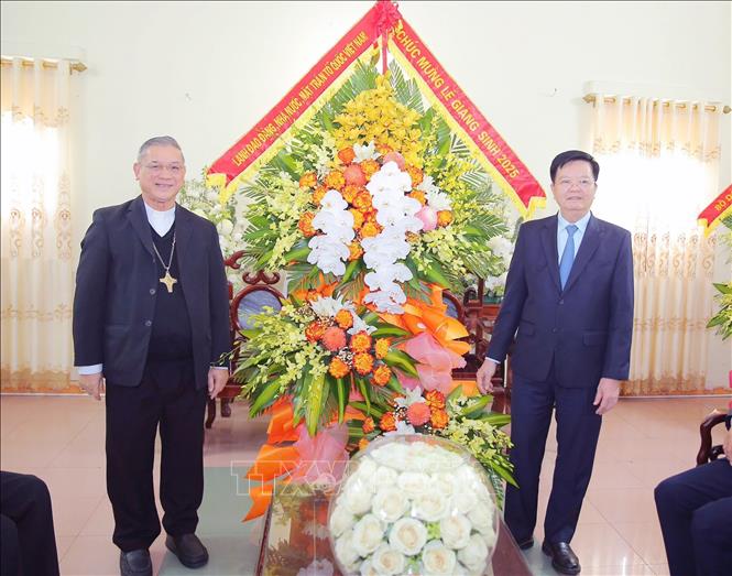 Phó Thủ tướng Chính phủ Mai Văn Chính tặng hoa chúc mừng Giáng sinh Tòa Giám mục Bùi Chu, xã Xuân Trường. Ảnh: Nguyễn Chinh - TTXVN