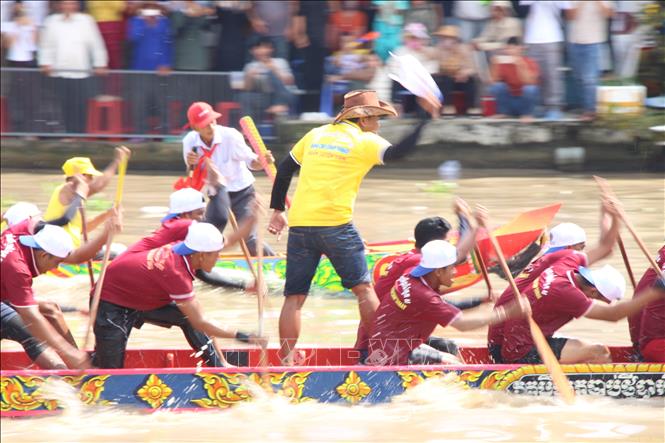 Các đội ghe tăng tốc về đích. Ảnh: Chanh Đa-TTXVN