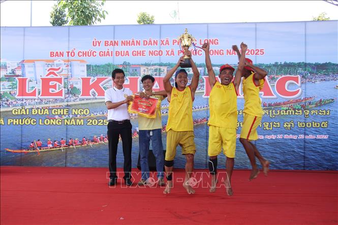 Đội ghe chùa Sro Lôn (Thành phố Cần Thơ) xuất sắc giành chức vô địch tại giải. Ảnh: Chanh Đa-TTXVN