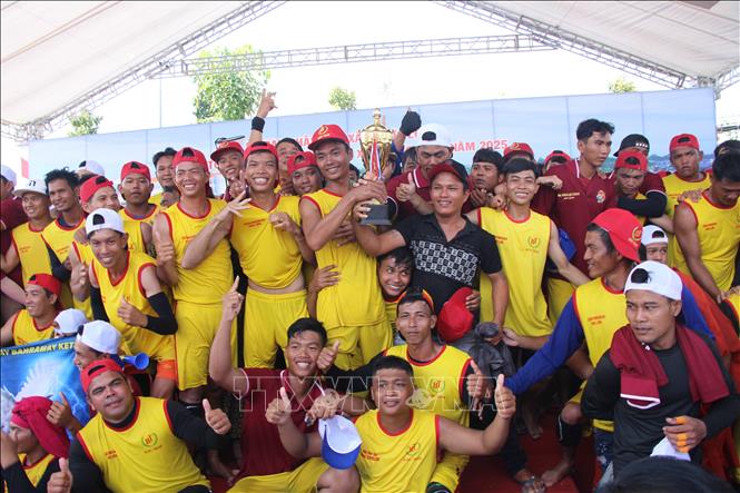 Đội ghe chùa Sro Lôn (áo vàng) đến từ phường Mỹ Xuyên, Thành phố Cần Thơ xuất sắc giành chức vô địch tại giải. Ảnh: Chanh Đa-TTXVN