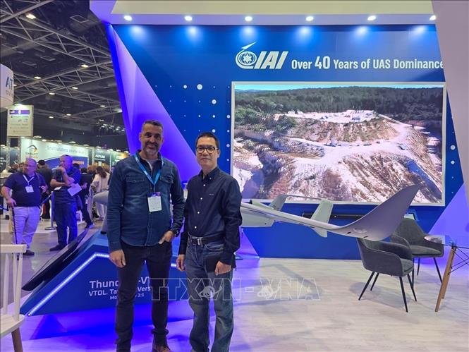 Vietnamese Trade Counsellor in Israel Le Thai Hoa at the UVID DroneTech 2025 exhibition. VNA Photo: Thanh Bình