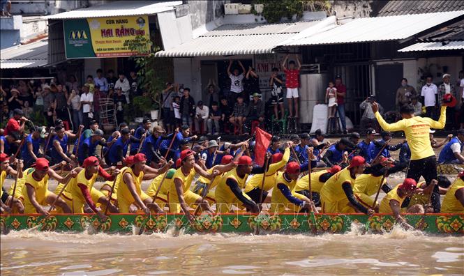 Trận chung kết đầy kịch tính giữa đội ghe chùa Sro Lôn (áo vàng, thành phố Cần Thơ) và chùa Ngan Dừa (Cà Mau). Ảnh: Chanh Đa-TTXVN