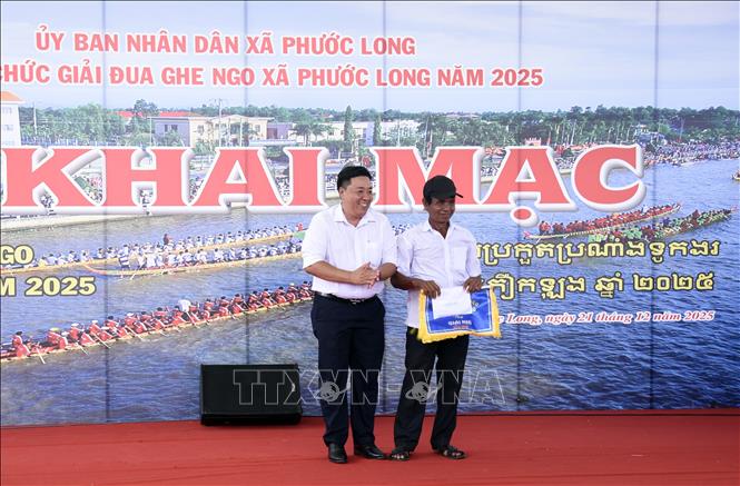 Ông Nguyễn Tấn Thức, Chủ tịch UBND xã Phước Long, trao giải Nhì cho đội ghe chùa Ngàn Dừa (Cà Mau). Ảnh: Chanh Đa-TTXVN