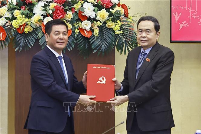 Chủ tịch Quốc hội Trần Thanh Mẫn trao Quyết định của Bộ Chính trị cho đồng chí Nguyễn Hồng Diên, Ủy viên Trung ương Đảng, Ủy viên Ban Thường vụ Đảng ủy Quốc hội, Phó Bí thư chuyên trách Đảng ủy Quốc hội. Ảnh: Doãn Tấn - TTXVN