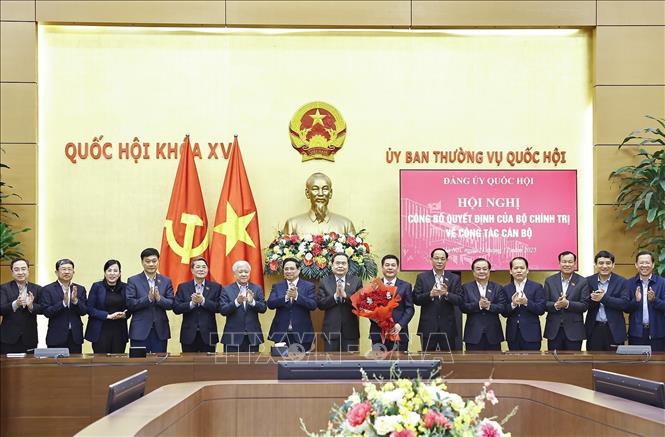 Thủ tướng Phạm Minh Chính và Chủ tịch Quốc hội Trần Thanh Mẫn trao Quyết định và tặng hoa đồng chí Nguyễn Hồng Diên, Ủy viên Trung ương Đảng, Ủy viên Ban Thường vụ Đảng ủy Quốc hội, Phó Bí thư chuyên trách Đảng ủy Quốc hội. Ảnh: Doãn Tấn - TTXVN