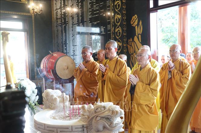 Các tăng ni, phật tử tổ chức đại lễ cầu siêu cho anh linh các anh hùng liệt sĩ, cầu cho quốc thái dân an. Ảnh: Bùi Giang - TTXVN