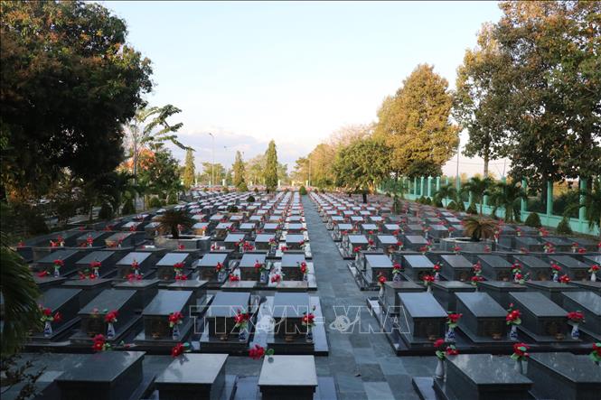 Nghĩa trang liệt sĩ Vĩnh Hưng - Tân Hưng đóng trên địa bàn gần biên giới là nơi yên nghĩ của hơn 3.700 anh hùng liệt sĩ. Ảnh: Bùi Giang - TTXVN