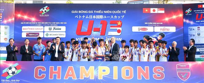Ban tổ chức trao giải hạng nhất cho U13 Becamex Hồ Chí Minh City FC. Ảnh: Huyền Trang - TTXVN