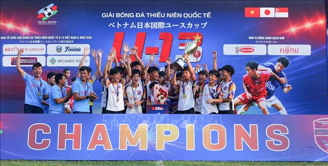 Ban tổ chức trao giải hạng nhất cho U13 Becamex Hồ Chí Minh City FC. Ảnh: Huyền Trang - TTXVN