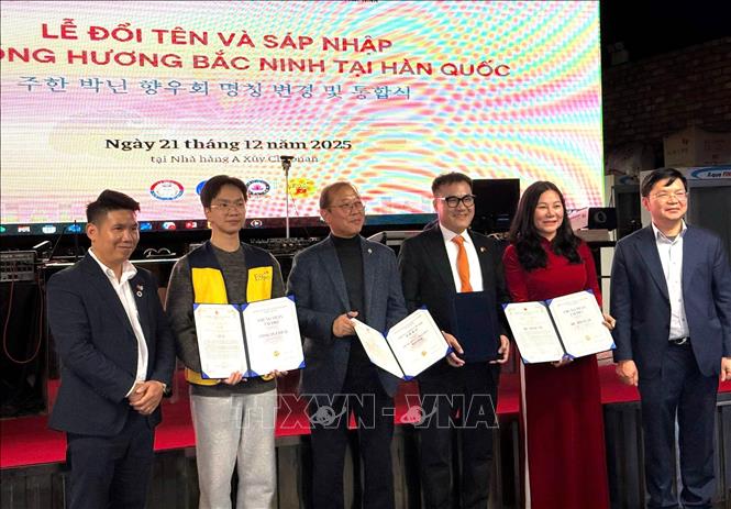 Đại diện Đại sứ quán và Ban Tổ chức trao quà lưu niệm cho các nhà tài trợ. Ảnh: Đức Thắng P/v TTXVN tại Hàn Quốc

