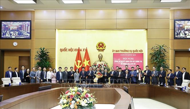 Delegates pose for a group photo at the conference. VNA Photo: Doãn Tấn