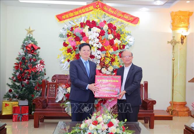 Deputy Prime Minister Mai Van Chinh presents flowers and extends Christmas greetings to Ninh Binh Parish Church in Hoa Lu ward, Ninh Binh province. VNA Photo: Nguyễn Chinh 
