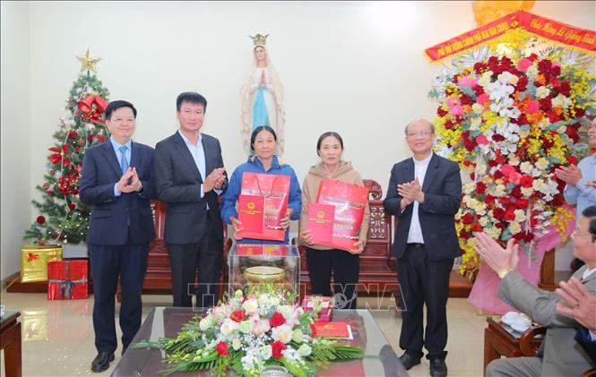 Deputy Prime Minister Mai Van Chinh presents gifts to Catholic families with difficult circumstances. VNA Photo: Nguyễn Chinh 