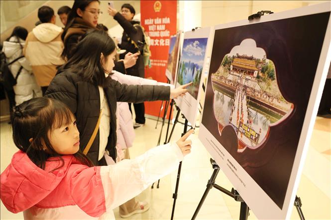 Các cháu thiếu nhi Việt Nam tại Bắc Kinh rất thích thú với phong cảnh của đất nước mình. Ảnh: Công Tuyên-PV TTXVN tại Trung Quốc