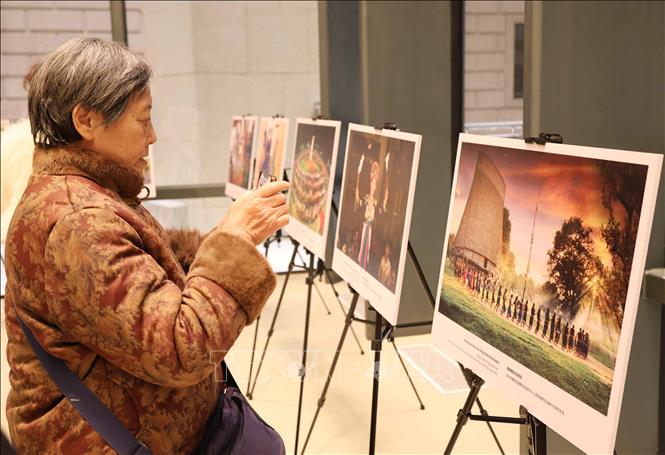 Triển lãm ảnh có chủ đề: “Việt Nam - Điểm đến di sản hàng đầu thế giới” thu hút sự quan tâm của các đại biểu người cao tuổi Trung Quốc tham quan. Ảnh: Công Tuyên-PV TTXVN tại Trung Quốc