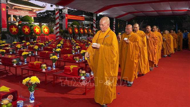 Lễ cầu siêu các Anh hùng liệt sĩ tại Nghĩa trang liệt sĩ Đồi 82 - Tân Biên. Ảnh: Minh Phú - TTXVN