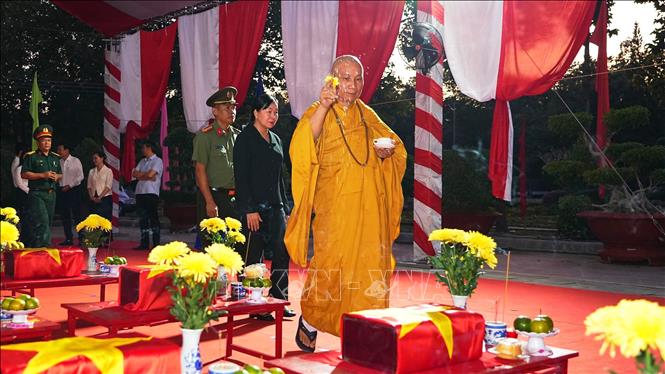 Lễ cầu siêu các Anh hùng liệt sĩ tại Nghĩa trang liệt sĩ Đồi 82 - Tân Biên. Ảnh: Minh Phú - TTXVN