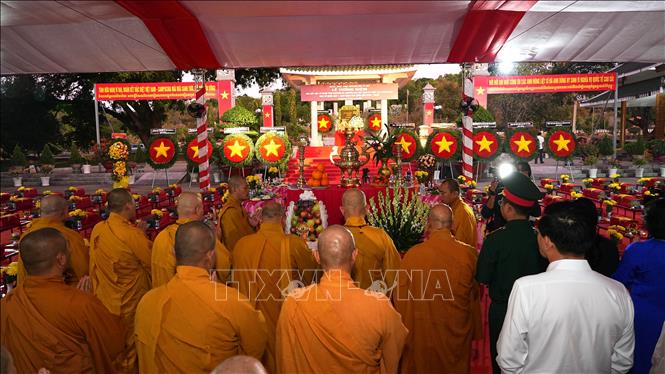Lễ tưởng niệm 156 hài cốt Anh hùng liệt sĩ, quân tình nguyện và chuyên gia Việt Nam hy sinh tại Campuchia. Ảnh: Minh Phú – TTXVN