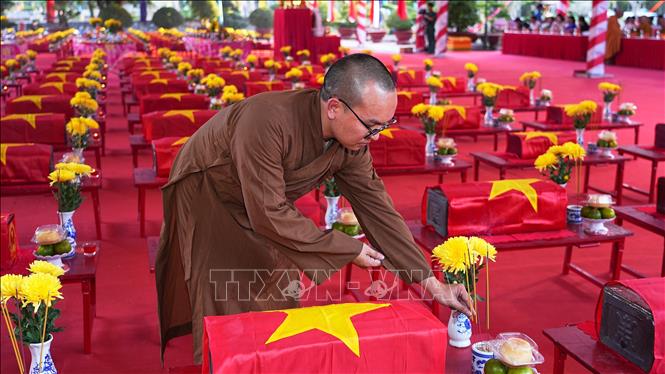 Đại biểu Giáo hội Phật giáo Việt Nam tỉnh Tây Ninh thắp hương tưởng nhớ các Anh hùng liệt sĩ. Ảnh: Minh Phú – TTXVN