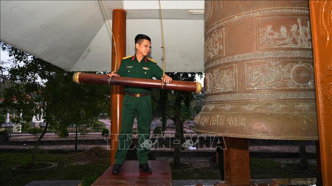 Nghi thức thỉnh chuông, chiêu tập anh linh các Anh hùng liệt sĩ tại Nghĩa trang Liệt sĩ Đồi 82 - Tân Biên. Ảnh: Minh Phú - TTXVN