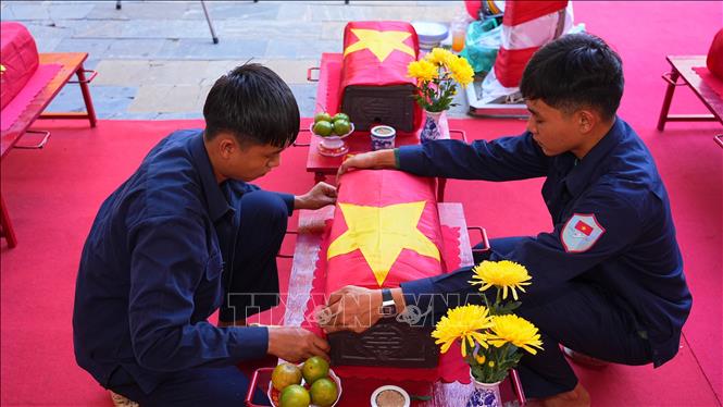 Cán bộ Đội Tìm kiếm, quy tập và xác định danh tính hài cốt liệt sĩ tỉnh Tây Ninh chỉnh trang tiểu sành hài cốt liệt sĩ, chuẩn bị cho lễ tưởng niệm. Ảnh: Minh Phú - TTXVN