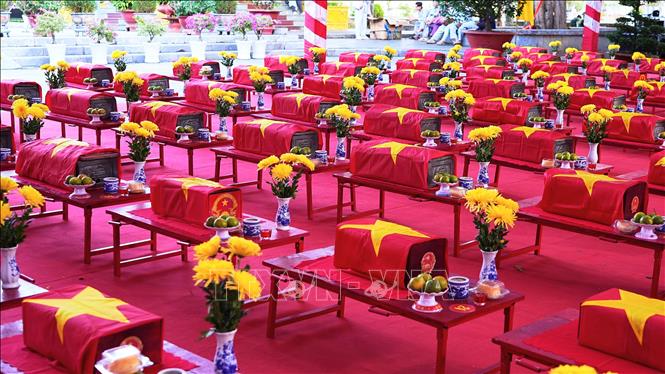 Hài cốt liệt sĩ, quân tình nguyện và chuyên gia Việt Nam hy sinh tại Campuchia tại Nghĩa trang liệt sĩ Đồi 82 - Tân Biên. Ảnh: Minh Phú - TTXVN