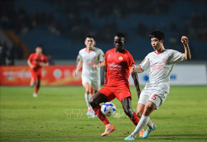 Pha tranh bóng giữa các cầu thủ hai đội Thể Công - Viettel (áo trắng) và Công An Nhân Dân (áo đỏ). Ảnh: Hoàng Hiếu - TTXVN