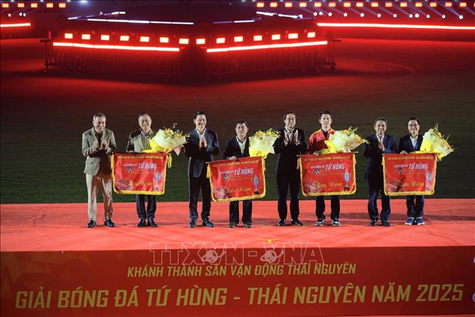 Tặng hoa cho đại diện các đội. Ảnh: Hoàng Hiếu - TTXVN