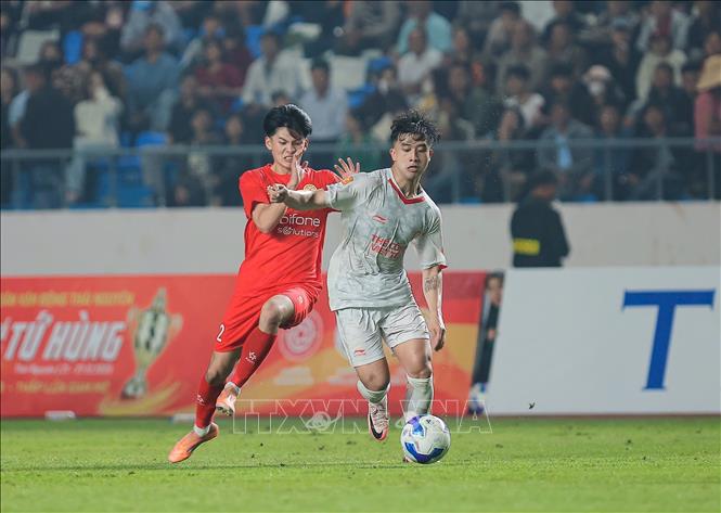 Pha tranh bóng giữa các cầu thủ hai đội Thể Công - Viettel (áo trắng) và Công An Nhân Dân (áo đỏ). Ảnh: Hoàng Hiếu - TTXVN