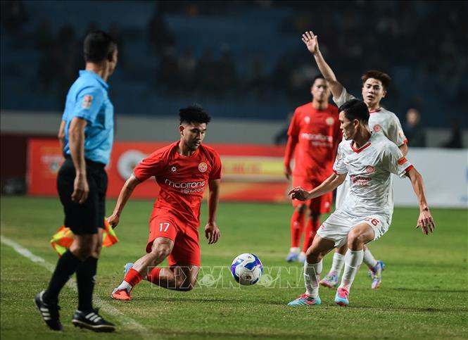 Pha tranh bóng giữa các cầu thủ hai đội Thể Công - Viettel (áo trắng) và Công An Nhân Dân (áo đỏ). Ảnh: Hoàng Hiếu - TTXVN
