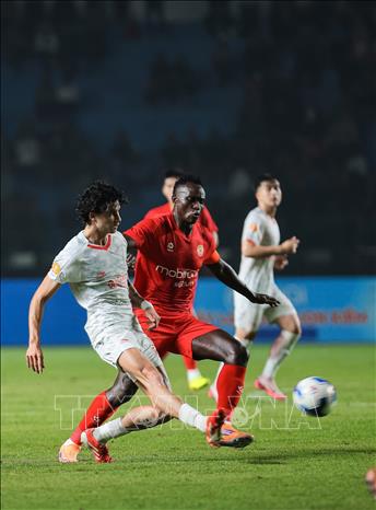 Pha tranh bóng giữa các cầu thủ hai đội Thể Công - Viettel (áo trắng) và Công An Nhân Dân (áo đỏ). Ảnh: Hoàng Hiếu - TTXVN