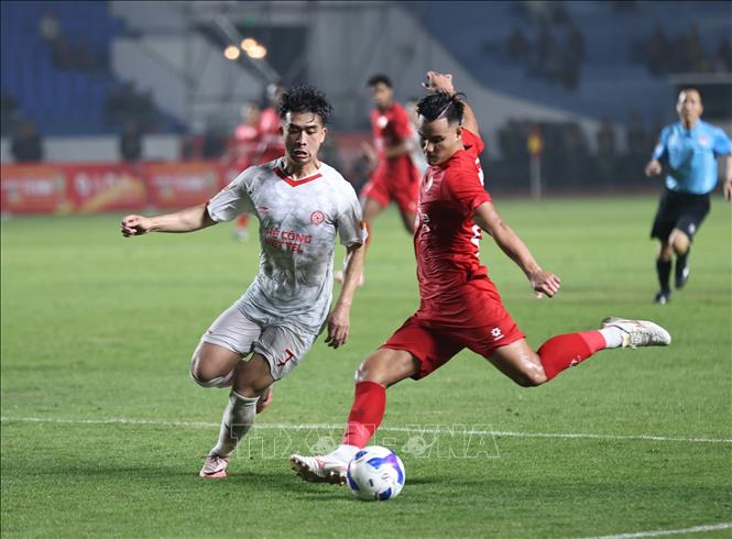 Một pha bóng trong trận đấu giữa CLB PVF Công an nhân dân (áo đỏ) và CLB Thể Công Viettel (áo trắng). Ảnh: Thanh Tùng - TTXVN