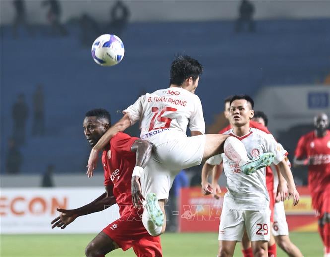 Một pha bóng trong trận đấu giữa CLB PVF Công an nhân dân (áo đỏ) và CLB Thể Công Viettel (áo trắng). Ảnh: Thanh Tùng - TTXVN